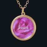Collar Dorado Flor rosa rosa foto nombre personalizado guión mod<br><div class="desc">Una foto de primera plana de una rosa rosa rosa vibrante hace que quieras "parar y oler las flores". Relájese e inhale la belleza de esta fotografía cada vez que use este impresionante y hermoso collar de encanto de nombre personalizado. Este collar se presenta en pequeños, medianos y grandes tamaños,...</div>
