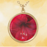 Collar Dorado Floral de flor en flor de Amaryllis Rojo<br><div class="desc">Haz una declaración de moda con este collar pendiente con cadena que muestra la foto de una espléndida flor roja de Amaryllis. ¡Un bonito diseño floral! Seleccione su forma pendiente,  tamaño y estilo de acabado.</div>