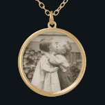 Collar Dorado Foto de amor vintage de niños besándose en un jard<br><div class="desc">Fotografía de sepia blanca y negra vintage de dos niños besándose en el jardín. Una imagen adorable de un niño y un chica y su primer beso. Darling,  imagen de la juventud y la inocencia.</div>
