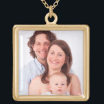 Collar Dorado Foto de familia del personalizar<br><div class="desc">Foto de familia del personalizar. Personalice fácilmente substituyendo la foto de la plantilla por una foto memorable de su propia familia.</div>