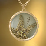 Collar Dorado Fotografía de Starfish Natural Monogramada<br><div class="desc">Para las sirenas y los amantes de la playa,  este encantador collar pendant es un deseo que se hace realidad con la estrella de mar de fondo fotográfico. Personalice este collar costero con su Monograma para un regalo hermoso. Esta imagen es fotografía de naturaleza original de JLW_PHOTOGRAPHY.</div>