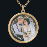 Collar Dorado Fotografía monogramada de marco vintage redondo<br><div class="desc">Delicado Deja El Diseño De Fotografías Monogramadas De Marco.</div>