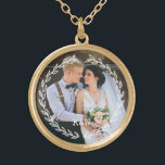 Collar Dorado Fotografía monogramada de marco vintage redondo<br><div class="desc">Delicado Deja El Diseño De Fotografías Monogramadas De Marco.</div>