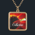 Collar Dorado Gebera roja daisy foto nombre personalizado guión<br><div class="desc">Una foto de primer plano de una vibrante margarita roja y amarilla le recordará un cálido día de verano. Relájese y experimente la alegría de esta fotografía cada vez que use este impresionante y hermoso collar de encanto de nombre personalizado. Este collar se presenta en pequeños, medianos y grandes tamaños,...</div>