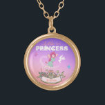 Collar Dorado 👸 Glittering Fairy Princess Custom Name<br><div class="desc">Es la fantasía de todos los chicas ser una hermosa princesa. Este diseño cuenta con una princesa de hadas, una corona elegante para poner el nombre de tu joven, un brillante fondo de polvo de hadas y un hada brillante. Las palabras "Pequeña Princesa" están escritas en fuentes especiales. Perfecto para...</div>