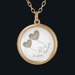 Collar Dorado Globo del 50° Aniversario del Boda de Oro<br><div class="desc">Collar boda personalizado del 50 aniversario con globos dorados del corazón. Un regalo moderno para que el marido dé a su esposa cuando celebra 50 años de matrimonio o para que un niño dé a una mamá en su aniversario de boda dorado. En este diseño de bonito también hay disponibles...</div>