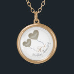 Collar Dorado Globo del 50° Aniversario del Boda de Oro<br><div class="desc">Collar boda personalizado del 50 aniversario con globos dorados del corazón. Un regalo moderno para que el marido dé a su esposa cuando celebra 50 años de matrimonio o para que un niño dé a una mamá en su aniversario de boda dorado. En este diseño de bonito también hay disponibles...</div>
