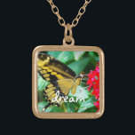 Collar Dorado Guión del sueño de la mariposa de la cola de cruz<br><div class="desc">Foto de primer plano de una mariposa delicada, amarilla y negra descansando en una flor roja brillante. "Sueña" con un día cálido y soleado cuando usas este impresionante collar de encanto fotográfico. Este collar se presenta en pequeños, medianos y grandes tamaños, así como en forma cuadrada y circular. Puedes pedir...</div>