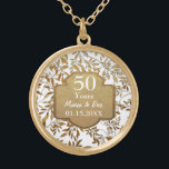 Collar Dorado Hojas de oro 50° aniversario Boda<br><div class="desc">Bonito 50 Aniversario del Boda Dorado sobre fondo acuático de menta pastel con un remanso de elegantes hojas de oro. Banner de oro y áreas de texto personalizado que coincidan listos para su personalización. Puede cambiar el fondo a blanco u otro color haciendo clic en el vínculo personalizar. Este diseño...</div>