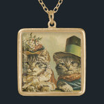 Collar Dorado Humor vintage, novia victoriana engorda gatos en G<br><div class="desc">Imagen de humor divertida de ilustracion de época que muestra a gatos tabby victorianos con gorras. Un diseño boda mascota amoroso y romántico con una novia y un novio. La novia lleva puesto un elegante gorra floral y el gato del novio lleva un elegante sombrero formal.</div>