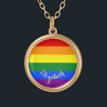 Collar Dorado La bandera arcoiris del orgullo gay LGBT está pers<br><div class="desc">Hermosos, vibrantes, colores de la bandera arcoíris del orgullo gay LGBT, patrones de franjas geométricas coloridas, personalizado, personalizado, monogramado, elegante, resistente a los rayos UV y impermeable, acabado dorado metalizado collar redondo de encanto. El collar incluye texto en un elegante guión falso de tipografía de oro. Simplemente introduzca su nombre...</div>