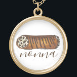 Collar Dorado La cocina de la abuela italiana Cannoli Pastry<br><div class="desc">El diseño presenta un original ilustracion de marca de un delicioso pastel de cannoli con chips de chocolate. ¡Una comida italiana favorita! Este diseño de pastelería italiana también está disponible en otros productos. ¿No ves lo que estás buscando? ¿Necesita ayuda con la personalización? Contacte con Rebecca para que tenga algo...</div>
