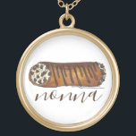 Collar Dorado La cocina de la abuela italiana Cannoli Pastry<br><div class="desc">El diseño presenta un original ilustracion de marca de un delicioso pastel de cannoli con chips de chocolate. ¡Una comida italiana favorita! Este diseño de pastelería italiana también está disponible en otros productos. ¿No ves lo que estás buscando? ¿Necesita ayuda con la personalización? Contacte con Rebecca para que tenga algo...</div>