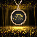 Collar Dorado La fe sobre el miedo el oro y el negro<br><div class="desc">Diseño de texto de juegos de palabras visuales con la primera línea en un tipo de letra fuerte y hermoso impreso en negrita sobre la segunda línea de letras pequeñas de espacio amplio. Mantén el dicho inspirador 'Fe sobre miedo' para un regalo de ánimo, o usa la plantilla de texto...</div>