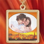 Collar Dorado La mejor mamá del atardecer en barco de vela 1300<br><div class="desc">Pintura de la colección "Sailboat Sunset 1300" Personalice en la página del producto o haga clic en el botón "Personalizar" para obtener más opciones de diseño. Diseñado y creado a partir de mi pintura "Sailboat Sunset 1300" capturando una de las muchas puestas de sol que he disfrutado viviendo en Puerto...</div>