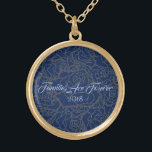 Collar Dorado Las Familias De Rosa Azul Y Dorado Son Para Siempr<br><div class="desc">Collares mostrados en tono dorado con una impresión Golden multi-rosa sobre fondo azul profundo y texto de "Familias son para siempre 2018" en lujoso guión de azul claro. Personalizar este collar y elige tu estilo o cambia de color. O comprar como diseñado.</div>