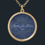 Collar Dorado Las Familias De Rosa Azul Y Dorado Son Para Siempr<br><div class="desc">Collares mostrados en tono dorado con una impresión Golden multi-rosa sobre fondo azul profundo y texto de "Familias son para siempre 2018" en lujoso guión de azul claro. Personalizar este collar y elige tu estilo o cambia de color. O comprar como diseñado.</div>