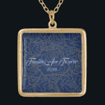 Collar Dorado Las Familias De Rosa Azul Y Dorado Son Para Siempr<br><div class="desc">Collares mostrados en tono dorado con una impresión Golden multi-rosa sobre fondo azul profundo y texto de "Familias son para siempre 2018" en lujoso guión de azul claro. Personalizar este collar con una cita especial o/o y elige tu estilo o cambia de color. O comprar como diseñado. Disponible en Plata...</div>
