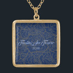 Collar Dorado Las Familias De Rosa Azul Y Dorado Son Para Siempr<br><div class="desc">Collares mostrados en tono dorado con una impresión Golden multi-rosa sobre fondo azul profundo y texto de "Familias son para siempre 2018" en lujoso guión de azul claro. Personalizar este collar con una cita especial o/o y elige tu estilo o cambia de color. O comprar como diseñado. Disponible en Plata...</div>