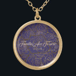 Collar Dorado Las Rosas de cuello morado y dorado son para siemp<br><div class="desc">Collares mostrados en tono dorado con una impresión multirosa Golden Taupe sobre un fondo violeta púrpura y texto de "Las familias son para siempre 2018" en elegante escritura de Taupe. Personalizar este collar con una cita especial o/o y elige tu estilo o cambia de color. O comprar como diseñado.</div>