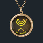 Collar Dorado Llama de Menorah<br><div class="desc">Una representación digital del menorah siete-ramificado judío (hebreo: מְנוֹרָה). El menorah siete-ramificado, usado en el santuario portátil puesto por Moses en el desierto y más adelante en el templo en Jerusalén, ha sido un símbolo del judaísmo desde épocas antiguas y es el emblema en el escudo de armas del estado...</div>