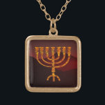 Collar Dorado Menorah de Moshe<br><div class="desc">En el Torah Moshe dicen Rabbenu, "usted hará un Menorah del oro puro, batido hacia fuera, el Menorah será hecho, su base, su rama, sus cubiletes, sus botones, y sus flores serán martilladas de ella, " [25:31 de Shmot] y más adelante, "vea, y construya, según su forma que le muestran...</div>