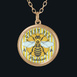 Collar Dorado Miel el | de la abeja reina del abejorro de la<br><div class="desc">Este collar dulce estupendo de la abeja tiene un dibujo original de una abeja amarilla y negra. Tiene alas blanco-azules que se separen hacia fuera como él estén listas para volar. Detrás de él, descansa sobre un círculo del panal con una frontera y una flor de lis rayadas. Es perfecto...</div>