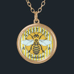 Collar Dorado Miel el | de la abeja reina del abejorro de la<br><div class="desc">Este collar dulce estupendo de la abeja tiene un dibujo original de una abeja amarilla y negra. Tiene alas blanco-azules que se separen hacia fuera como él estén listas para volar. Detrás de él, descansa sobre un círculo del panal con una frontera y una flor de lis rayadas. Es perfecto...</div>