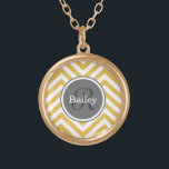 Collar Dorado Monograma de cheurón amarillo<br><div class="desc">Patrón de zigzag de chevron blanco y amarillo monogramado con nombre personalizado. Diseño geométrico moderno,  elegante y elegante,  con una placa con el nombre de un círculo gris que se personaliza fácilmente con el nombre y apellido de la letra inicial.</div>