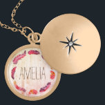 Collar Dorado Monograma de la pluma Boho personalizado<br><div class="desc">Este collar de plumas de personalizado boho ofrece una manera única de usar un accesorio personalizado. Con un delicado diseño de plumas, este collar es perfecto para todo aquel que ame el estilo bohemio y la individualidad. El monograma de la canasta se puede personalizar con las iniciales, lo que lo...</div>