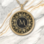 Collar Dorado Monograma elegante de borde de hoja de oro<br><div class="desc">Este elegante collar muestra su monograma dorado sobre un fondo negro dramático. El monograma está enmarcado por un diseño circular que utiliza imágenes de hoja y giratoria repetidas alrededor del perímetro. ¡Hermoso!</div>