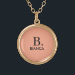Collar Dorado Monograma minimalista simple de coral rosa<br><div class="desc">El sencillo diseño de un monograma minimalista rosa coral es moda y le agrega un toque de color a su regalo. Con su elegante diseño de color rosa coral y la opción de personalizar con su propio monograma,  ofrece una combinación perfecta de simplicidad y personalización para una personalidad elegante.</div>