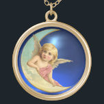 COLLAR DORADO MOON ANGEL<br><div class="desc">Whimsical lindo rubio de pelo,  ángel romántico de ojos azules colgando en la luna con una brillante piedra de gema azul zafiro en 3D.</div>