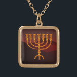 Collar Dorado Moshe es Menorah<br><div class="desc">En la Torá Moshe Rabbenu se le dice: "Harás una Menora de oro puro, golpeada, la Menora será hecha, su base, su rama, sus goballes, sus pechos y sus flores serán martilladas de ella", y más tarde, "Mira, y construye, según su forma que te enseñan en la montaña". 25:40]. Rashi...</div>