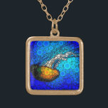 Collar Dorado Naranja medusa azul océano audaz simple único<br><div class="desc">Dé una lección a esta medusa amarilla naranja flotando en el azul turquesa del océano y deje que la vida siga su curso cada vez que use este impresionante collar de moda y fotos de colores vivos. Este collar se presenta en pequeños y medianos tamaños, así como en forma cuadrada...</div>