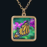 Collar Dorado Naranja monarca foto mariposa flor púrpura negrita<br><div class="desc">Foto de primer plano de una mariposa delicada, naranja y negra monarca sobre una flor magenta brillante. Explore los pensamientos de los días cálidos y soleados siempre que use este impresionante collar de encanto fotográfico de colores. Este collar se presenta en pequeños, medianos y grandes tamaños, así como en forma...</div>