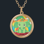 Collar Dorado Nombre personalizado de elefante verde lindo<br><div class="desc">Este adorable elefante bebé, adornado con un arcoiris vibrante, lleva la personalización al siguiente nivel al permitirle añadir un nombre personalizado, convirtiéndolo en un querido y único placer. Su encantador diseño irradia alegría y alegría, perfecto para adornar la decoración del vivero, regalos personalizados o añadir un toque de magia al...</div>