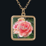 Collar Dorado Nombre personalizado de foto de cierre rosa gigant<br><div class="desc">"Mamá". Una foto de primer plano de una rosa rosa rosa ligeramente iluminada contra un follaje verde oscuro te hace querer "parar y oler las flores". Relájese e inhale la belleza de esta fotografía cada vez que use este impresionante y hermoso collar de encanto de nombre personalizado. Este collar se...</div>