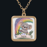 Collar Dorado Nombre personalizado del bebé de Koala Arcoiris<br><div class="desc">Este encantador diseño presenta un adorable bebé koala en medio de un vibrante paisaje arcoiris, creando un ambiente caprichoso y acogedor. Perfecto para guarderías, salas de juegos o cualquier espacio en el que quieras infundir un sentimiento de asombro. La alegre y diversa paleta de colores no sólo agrega un estallido...</div>