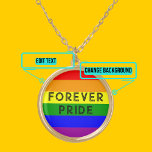 Collar Dorado Orgullo arcoiris amor<br><div class="desc">Este hermoso paisaje está adornado con una imagen de la bandera arcoiris LGBTQIA  y te permite colocar tu propio mensaje personal para recordarte tu Orgullo. ¡Perfecto para un desfile de orgullo u otra celebración!</div>
