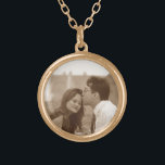 Collar Dorado Personalizado Foto Pendant Necklace<br><div class="desc">Personalice este collar con una foto especial. Estos hacen grandes recuerdos y regalos para sus seres queridos, o ocasiones especiales como cumpleaños, bodas y feriados. Para cambiar el tamaño o la posición de la foto, haga clic en el botón Personalizar. Esto le llevará al modo de edición y puede ajustar...</div>