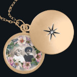 COLLAR DORADO PLANTILLA DE FOTOS DE ROSAS SALVAJES<br><div class="desc">Elegante, elegante y clásico diseño floral. Hermosos rosas de perros de color rosa con una brillante fucsia amethyst gem stone .3D y elaboración digital al estilo vintage de Bulgan Lumini (c) Fácil de personalizar con sus iniciales y propio texto como invitación de ceremonia de bodas, tarjetas de lugar, salven la...</div>