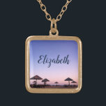 Collar Dorado Purple Sunset California Beach Photo Monograma<br><div class="desc">Una puesta de sol azul violeta y rosa en una playa del sur de California con palapas de paja rebosa de relajación y reflexión. Viaje de vuelta a sus días de playa de vacaciones siempre que use este impresionante y hermoso collar de encanto de nombre personalizado. Este collar se presenta...</div>