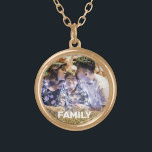 Collar Dorado *~* Purpurina de imágenes fotográficas de la FAMIL<br><div class="desc">ROUND NECKLACE / PENDANT (buscador AP42 para diseños similares en varios productos ) * recuerdo mejorado energéticamente Keepsake familia de memoria recuerdos. Fotografía familiar / Fotografía familiar. Sube tu imagen familiar. En este momento el texto dice "FAMILIA". Hay un área de texto disponible. Personaliza el Personalizar del color de la...</div>