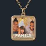 Collar Dorado *~* Purpurina de oro de foto de la familia AP42<br><div class="desc">SQUARE GOLD NECKLACE - Letras en PURPURINA y en blanco en bloque (ID de búsqueda AP42 para diseños similares en varios productos ) * Recuerdo enérgicamente mejorado Keepsake recuerdos familia de memoria. Sube tu imagen familiar. En este momento el texto dice "FAMILIA". Hay un área de texto disponible. Personaliza el...</div>