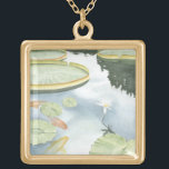 Collar Dorado Reflexión sobre el estanque de Koi con peces y lir<br><div class="desc">Captura tu reflexión en este atractivo estanque de koi. Observen cómo los peces parecen nadar y las lirios flotan delante de ustedes gracias a la representación de Chariklia Zarris. ¡Esto haría un regalo increíble para un miembro de la familia o para tu otro importante!</div>