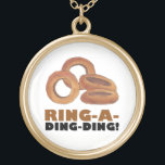 Collar Dorado Ring-a-Ding-Ding Bride Engagement Bachelorette<br><div class="desc">El diseño presenta un original ilustracion de marcadores de deliciosos anillos de cebolla frita marrón dorada, con RING A DING DING en una fuente divertida. Ideal para una soltera o una ducha de novia. ¿No ves lo que estás buscando? ¿Necesita ayuda con la personalización? Haga clic en "Contactar con este...</div>