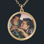 Collar Dorado Romance vintage, novios en secundaria enamorados<br><div class="desc">Imagen romántica y amorosa de ilustracion de época con jóvenes adolescentes felices prometiendo su amor eterno con un prometedor anillo mientras escuchan música de su reproductor de discos. Trato amable y romántico. El chico está poniendo un anillo de compromiso con los diamantes en su dedo.</div>