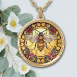 Collar Dorado Rosa de miel de abeja<br><div class="desc">En este collar único se ve la imagen de una abeja dorada con un fondo de cristal teñido. Un borde con rosas rojas y rosas y un sutil resplandor de luz le dan interés al diseño. Elegante, luminoso y colorido. No olvide ver los pendientes y la cadena de llaves de...</div>