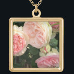 Collar Dorado Rosas rosados y crema<br><div class="desc">Un bonito entorno de rosas rosas y cremas con hojas verde claro. Agregue un nombre para personalizar si lo desea.</div>